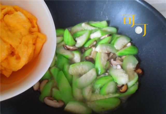  香菇|不用味精就已很鲜美的丝瓜香菇炒蛋，颜色漂亮营养好，一学就会