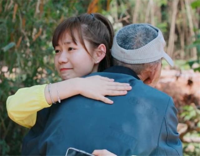  段奥娟|同样都是18岁出道，林允为父母买房，段奥娟爷爷却还在村里住平房！