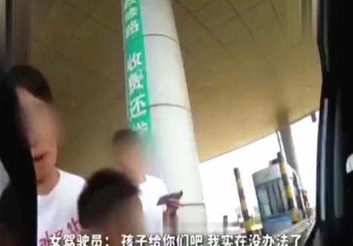  孩子|女司机5座车拉7个人被判超载，面对交警耍无赖：孩子给你吧，我不要了！