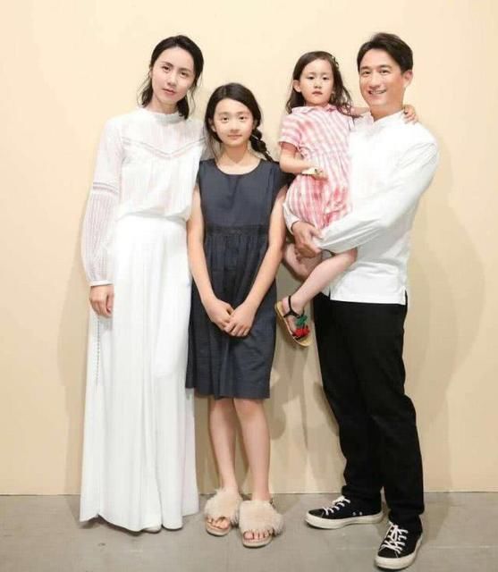  一旁|《向往的生活》私服大放送，网友：还是黄磊一旁的她最亮眼