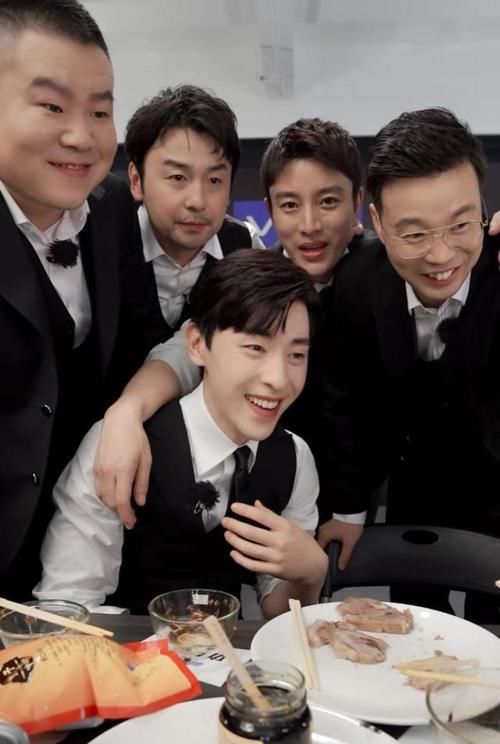  留言|《极挑》收官：邓伦发动态晒合照，文案不是重点，评论区留言亮了