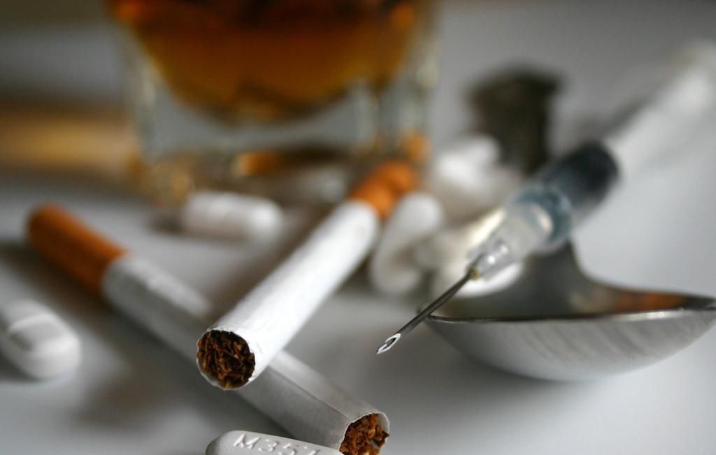  差点|网友举报吸毒邻居, 情报有误民警差点没打开门, 结果自然一网打尽