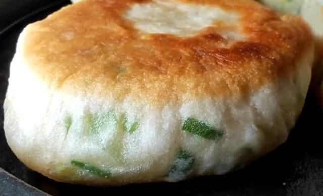 妈妈|妈妈这样烙饼,不用揉面,筷子一搅,蓬松又暄软,比面包松软