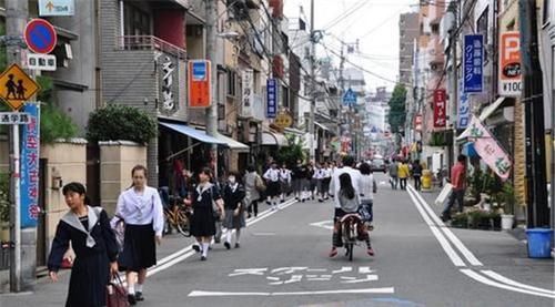  日夜|9岁女孩离奇失踪，10年后，在邻居家发现，3000日夜已精神失常