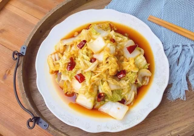  难怪|醋溜白菜，先放醋还是先炒白菜？厨师长：都不对，难怪炒的不好吃