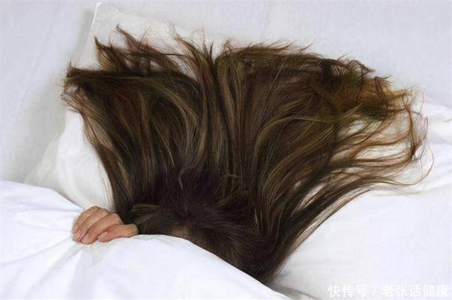 经常湿着头发睡觉的姐妹，赶紧把头发吹干吧，危害系数太高