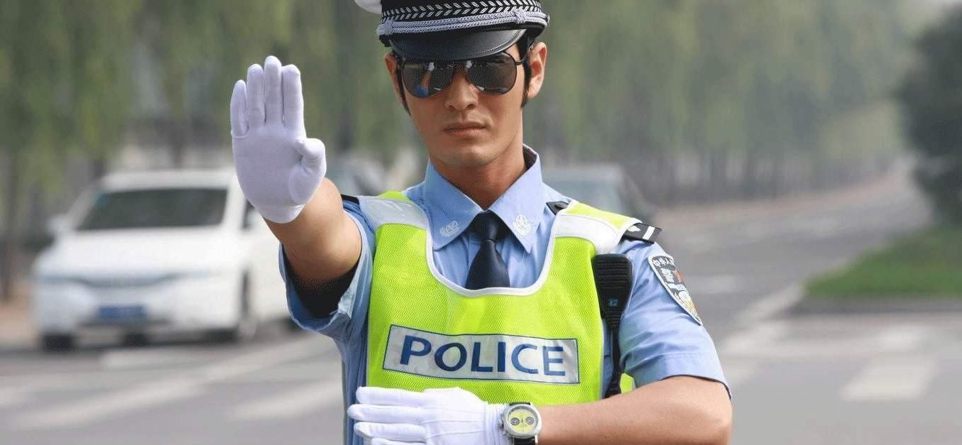  交警|奔驰车礼让行人却被逼停，交警判罚引众人“不满”：罚得太轻了！