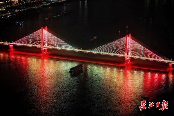 震撼|全城点亮!武汉流光溢彩向她表白,场面震撼