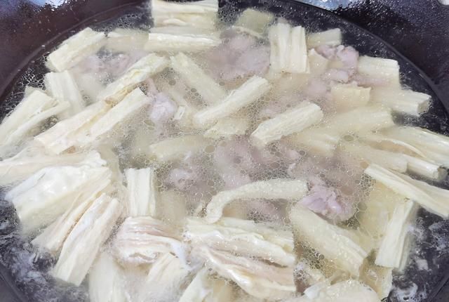  鲜美|做法简单的腐竹肉片汤，豆香浓郁，肉片鲜美滑嫩，一碗都不够喝