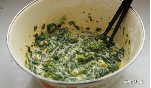  好吃|以后这种蔬菜叶子不要再扔了，用来煎饼，营养高，比鸡蛋饼好吃