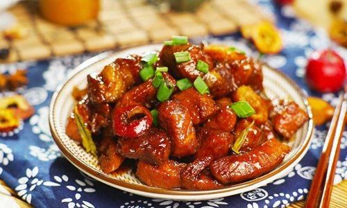 小火|红烧肉家庭做法窍门,调味料要掌握好,要甜甜咸咸,相互溶合