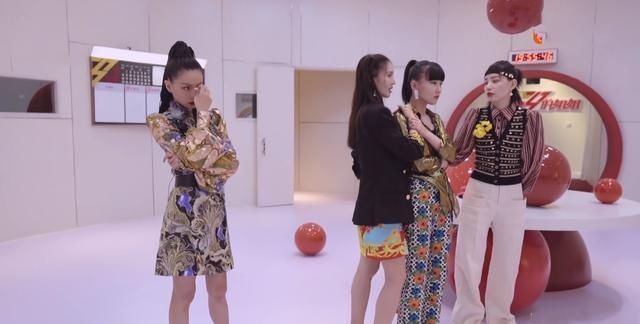  无所事事|《浪姐》万茜遭姐姐们孤立？站在一旁无所事事，内部投票太真实