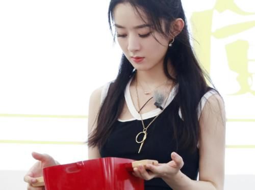  颜值|中餐厅迎来外国高颜值帅哥，李浩菲眼睛看直，赵丽颖害羞到不敢上前