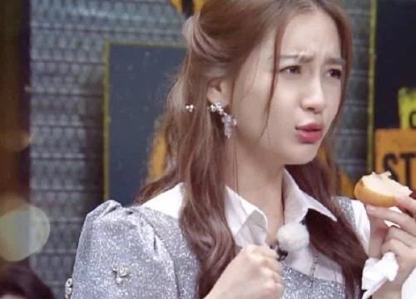  奔跑吧|baby被跑男称为“爱斗鸡眼的人”，看到本人的反应，受宠是应该的