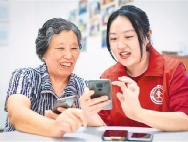 老人|扶一把，帮老人登上数字时代的“电梯”
