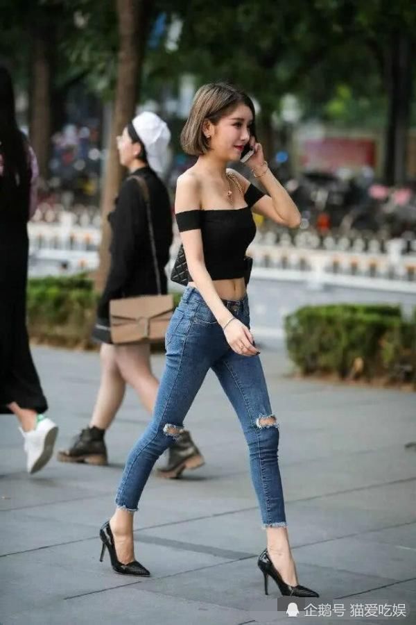  牛仔裤|一字肩修身T恤，配破洞牛仔裤，展现不一样的美