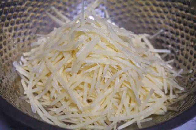  入锅|这种可口小饼，备菜过程不用切，拌一拌就能入锅煎