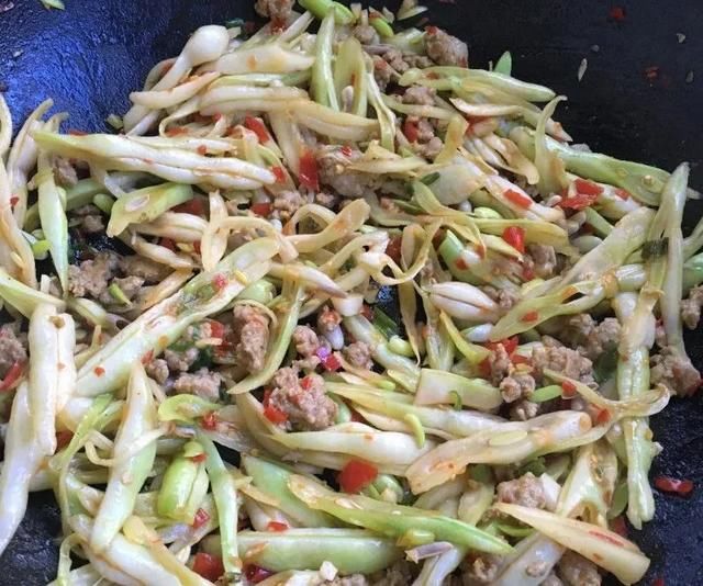  天热|天热就做这菜，简单炒炒就出锅，老人孩子都爱吃