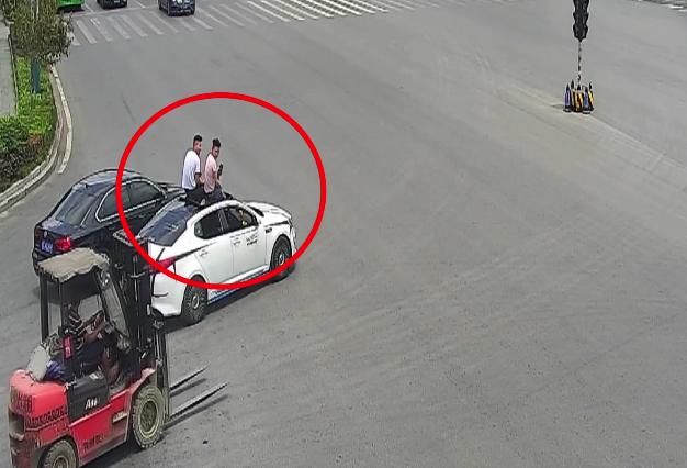  坐到|监控里两男子坐到了车顶上，奇葩的举措竟是因为......