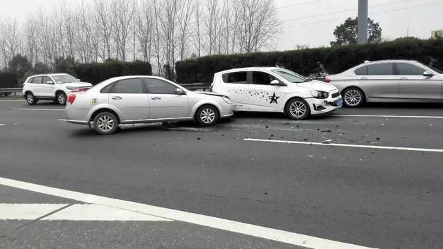  闯红灯|开车撞了闯红灯的行人或电动车，车主不用负责任，真的是这样吗？