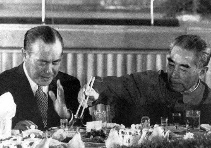 不动声色|日本外相在酒宴频频敬酒,周总理不动声色将他带走,巧妙维护面子