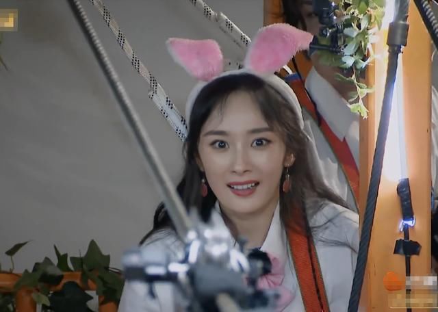  表情|邓伦双脚悬空过铁索，我却注意杨幂的反应，表情像极屏幕前的我