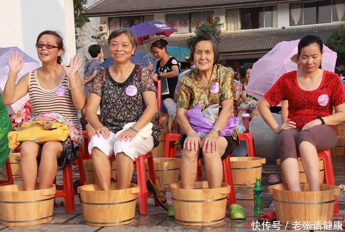 三伏天坚持泡脚有哪些好处(三伏天坚持泡脚的人，后来怎么样了？5个好处或“不请自来”)