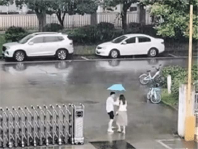  女孩|男子暴雨天为女孩送伞，女孩却奔向宝马车，网友：雨滴落在青青草原？