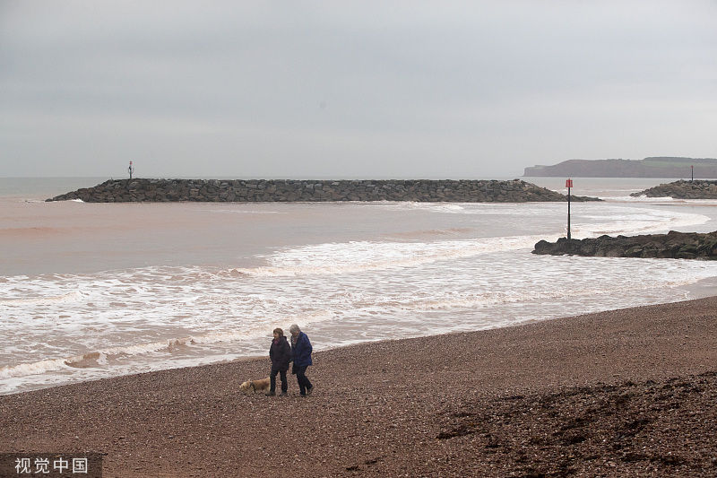 志愿者在英国海滩上捡到价值10万英镑的可卡因 警方呼吁失主出面