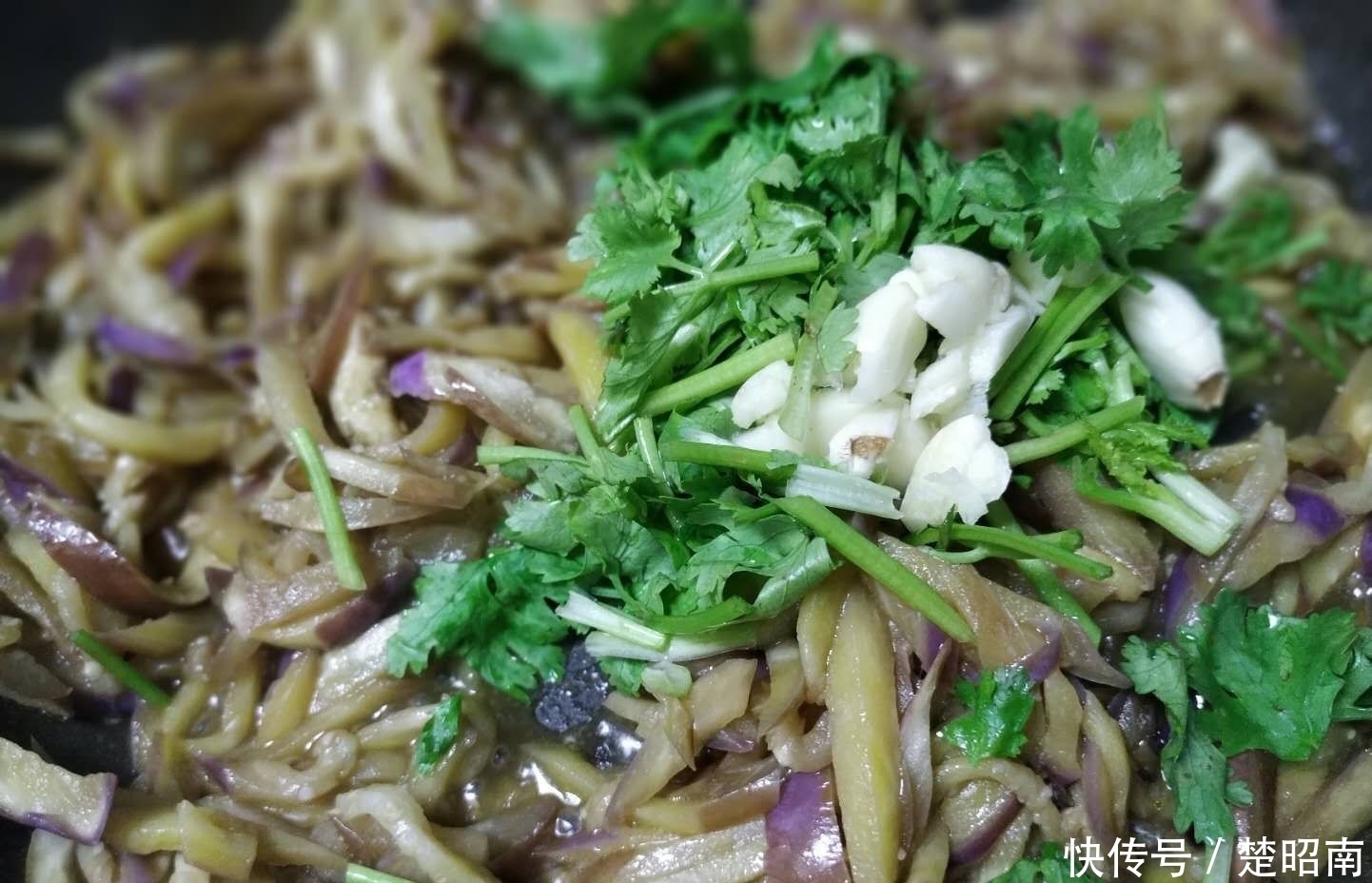 清清爽爽|跟炒蔬菜一样炒出来的茄子,真的是一点都不油腻,清清爽爽,好吃