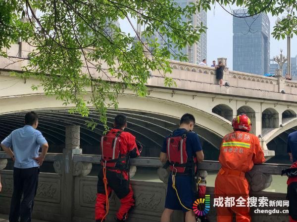 轻生|一女子九眼桥欲轻生 警方正在劝说