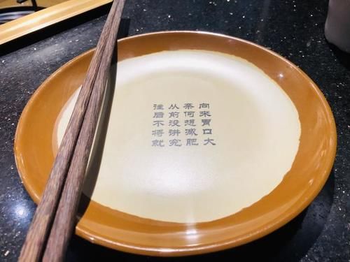 聚餐|和小伙伴在北京这家有名的串串香聚餐，猜猜3个人吃了多少串？