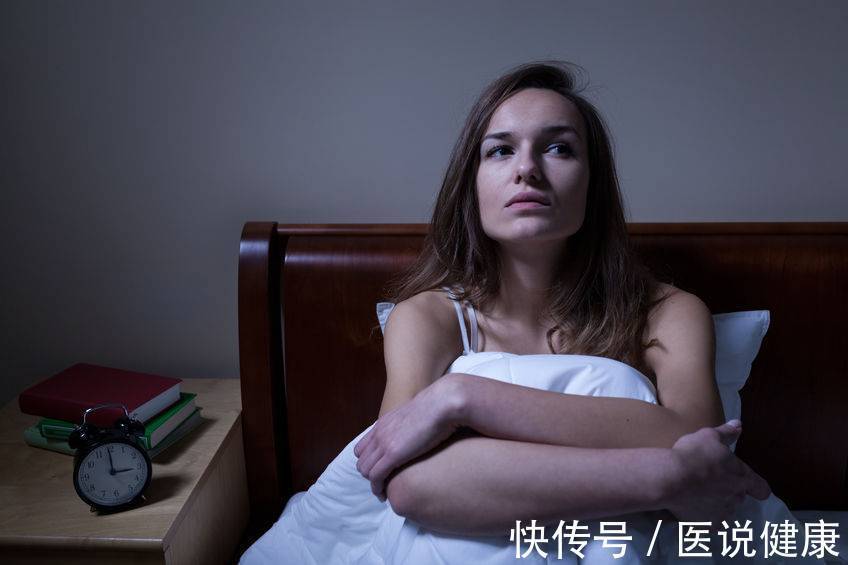治疗失眠的9种小妙招(经常被失眠困扰，或是这3个原因引起的，推荐3个小方法或能缓解)
