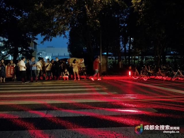  城市|全国首创“安全过街神器”现身成都 夜间过街心不虚了