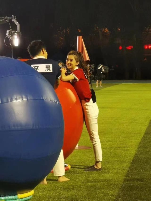  东北|跑男现身东北录制，引道路拥堵上头条，女粉丝骑老公脖子看帅哥