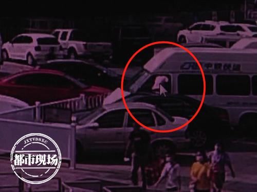  司机|天气炎热，司机给车窗留条缝，结果爬进去了一个活人！