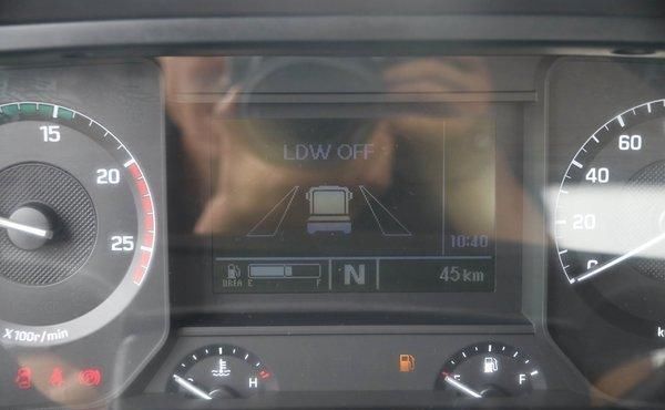  实拍|新增各种预警配置，实拍520马力现代创虎重卡，还有越野模式