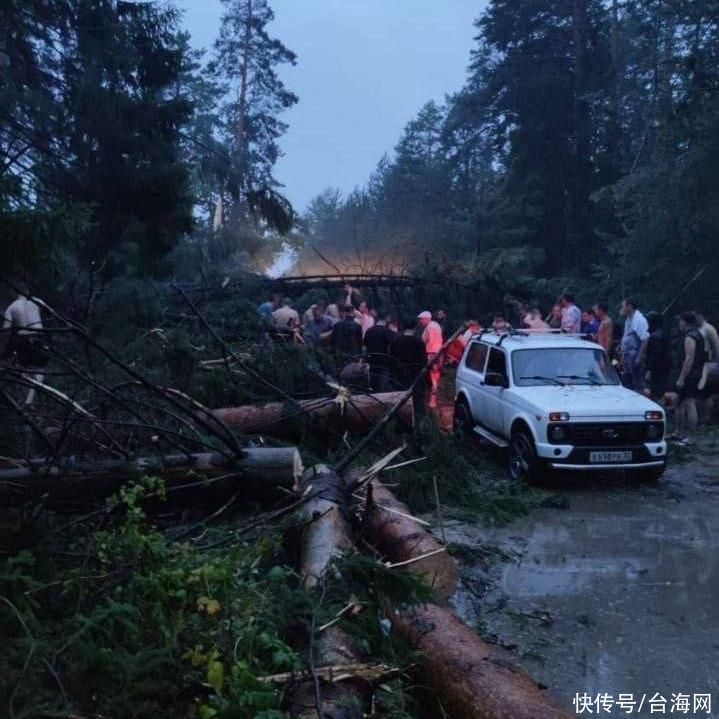 俄罗斯多地遭遇恶劣天气 已致7人死亡