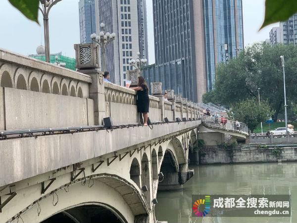 轻生|一女子九眼桥欲轻生 警方正在劝说