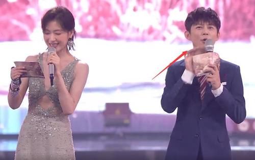  姐姐|万茜主持首秀台风稳，抢话何炅超自信！