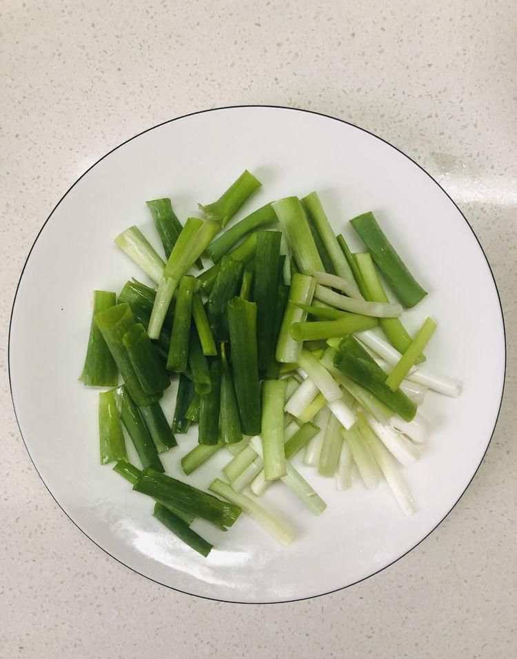  懒人|懒人必备技能，有挂面就能做的简单美味葱油拌面，好吃到渣都不剩