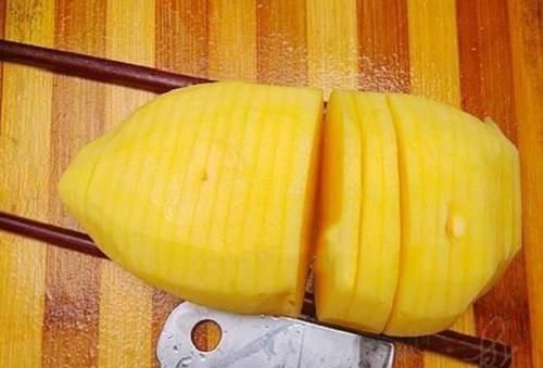 好吃|土豆别拿来做菜了，当作干粮就是个不错的选择，好吃到嘴停不下来