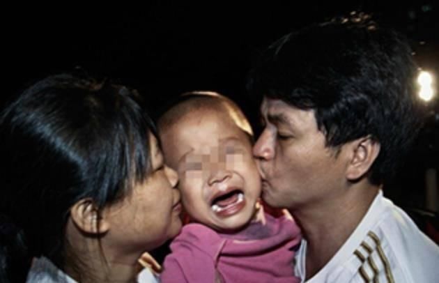  甜甜|人贩子当众抱娃，却反咬宝妈是人贩子，宝妈机智反转，值得称赞！