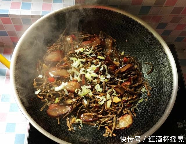  应季|腊肉和它是天生一对，把它们炒一起，又香又下饭，连吃3天都不腻