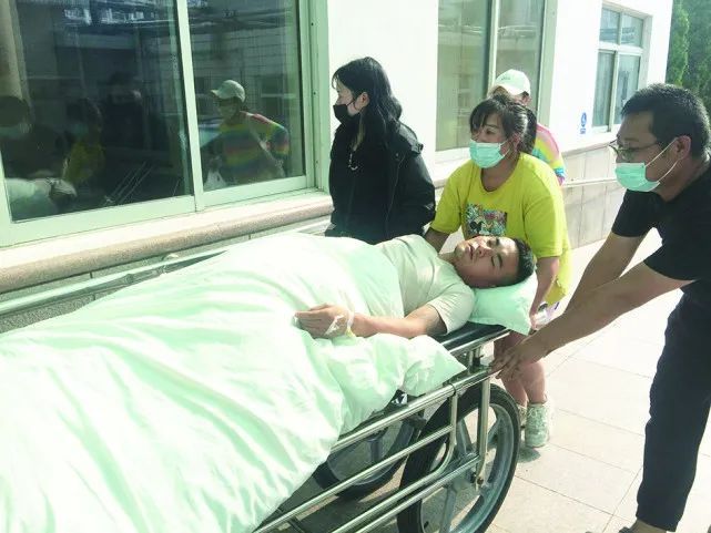  救人|因为一头猪，青岛一家三人掉进化粪池！过路小伙危急关头纵身一跃，中毒昏迷…