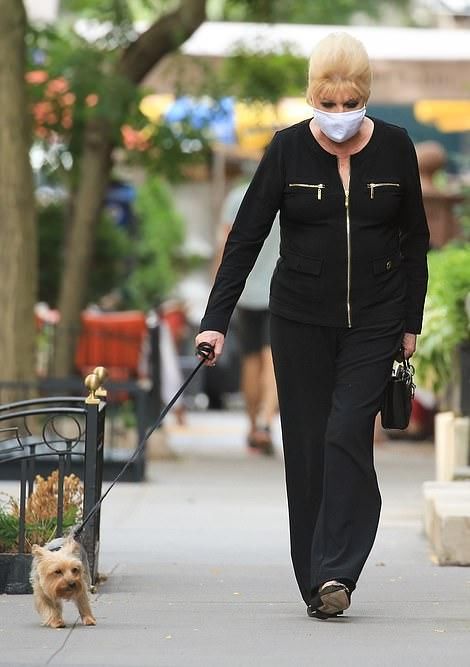  翻车|梅拉尼娅仪态变差！穿紧身白裙肚腩鼓鼓大翻车，显胖10斤也自信