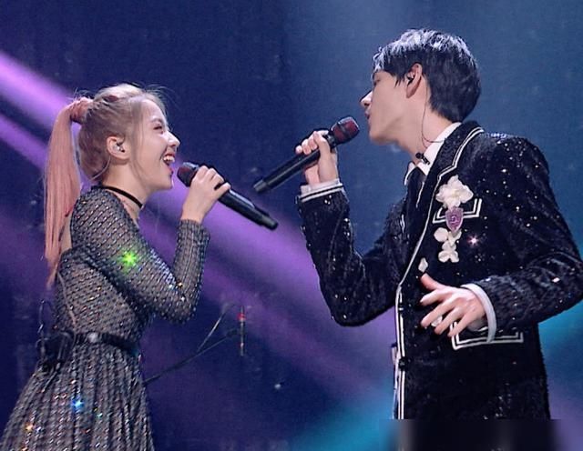  明日|硬糖少女《明日之子》合作爱情主题，nene穿婚纱，陈卓璇满场蹦