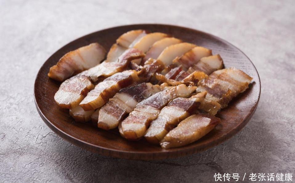 女人骨质疏松少吃4种食物(三种食物或会慢慢掏空骨骼，提醒中老年人：不想骨质疏松，要少吃)