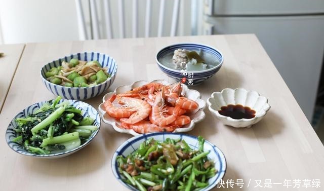 白菜苔|晒晒一线城市一家三口的晚餐，3荤1素1汤，朋友求同款邻居