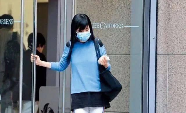  不显|周慧敏50岁还不显老，打扮的也很年轻，穿运动短裙搭白色健身裤！